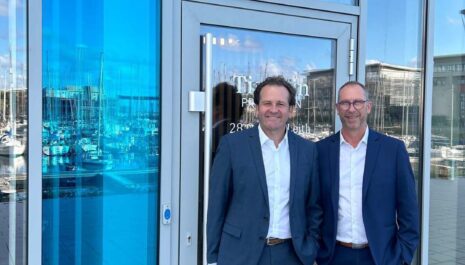 Stéphane Mazuy et Olivier Marez devant l’agence Tisserin Promotion à Dunkerque